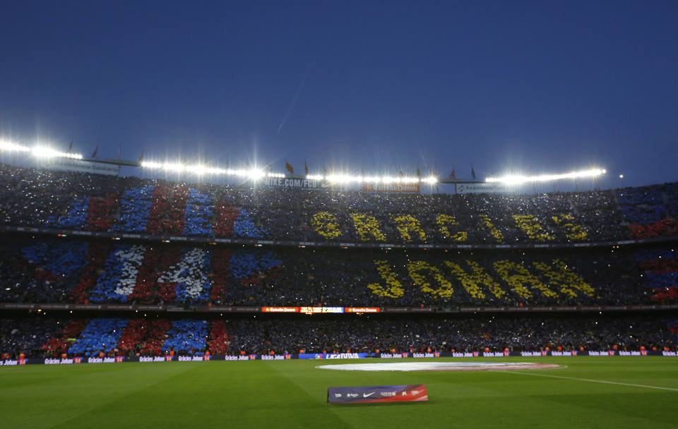 A fianco della scritta, i tifosi del Barcellona hanno disegnato la famosa maglia numero 14 dell&#39;olandese. Reuters
